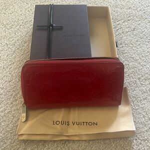 This is an authentic LOUIS VUITTON Vernis Zippy Wallet .